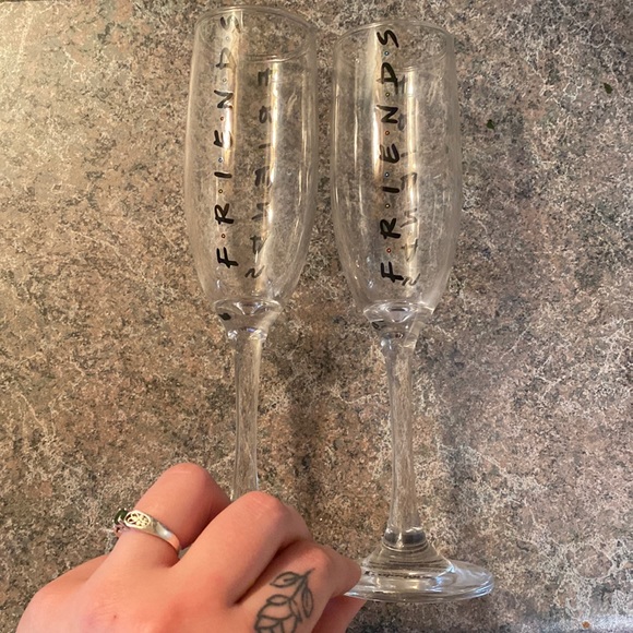 FRIENDS TV SHOW THEMED CHAMPAGNE FLUTES - Picture 1 of 2